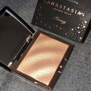 Anastasia Beverly Hills x Amrezy Highlighter